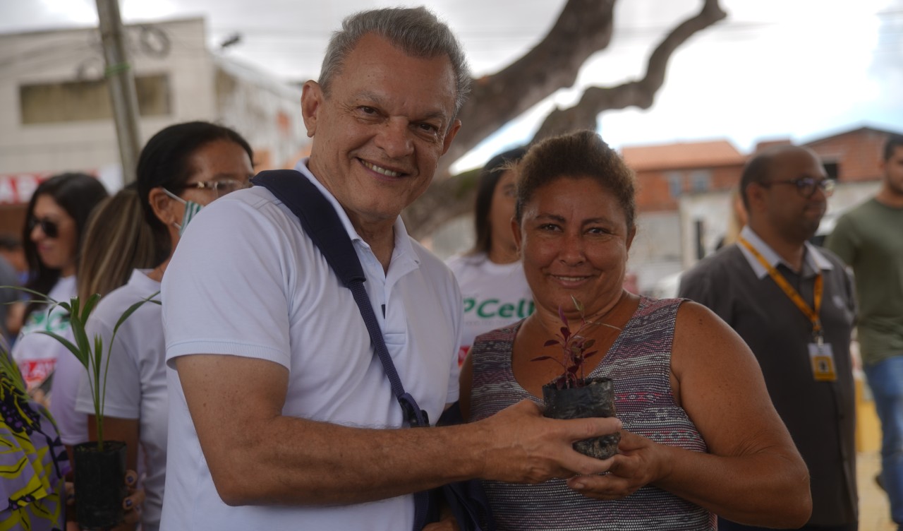 Sarto posa para a foto ao lado de uma senhora